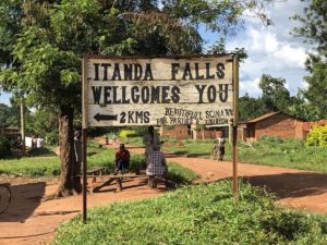 Hinweisschild Itanda Falls Welcomes You