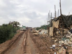 Straße zur Kiteezi Mülldeponie Kampala Uganda - Größte Mülldeponie in Ostafrika