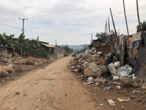 Straße zur Kiteezi Mülldeponie Kampala