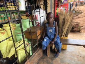 Junge in Kazo Kawempe vor Shop