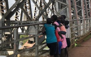 Kinder auf Nilbrücke in Jinja