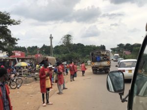 Straßenverkehr Uganda zwischen Masindi und Kampala