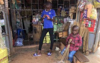 Kinder vor einem Shop in Kazo Kampala